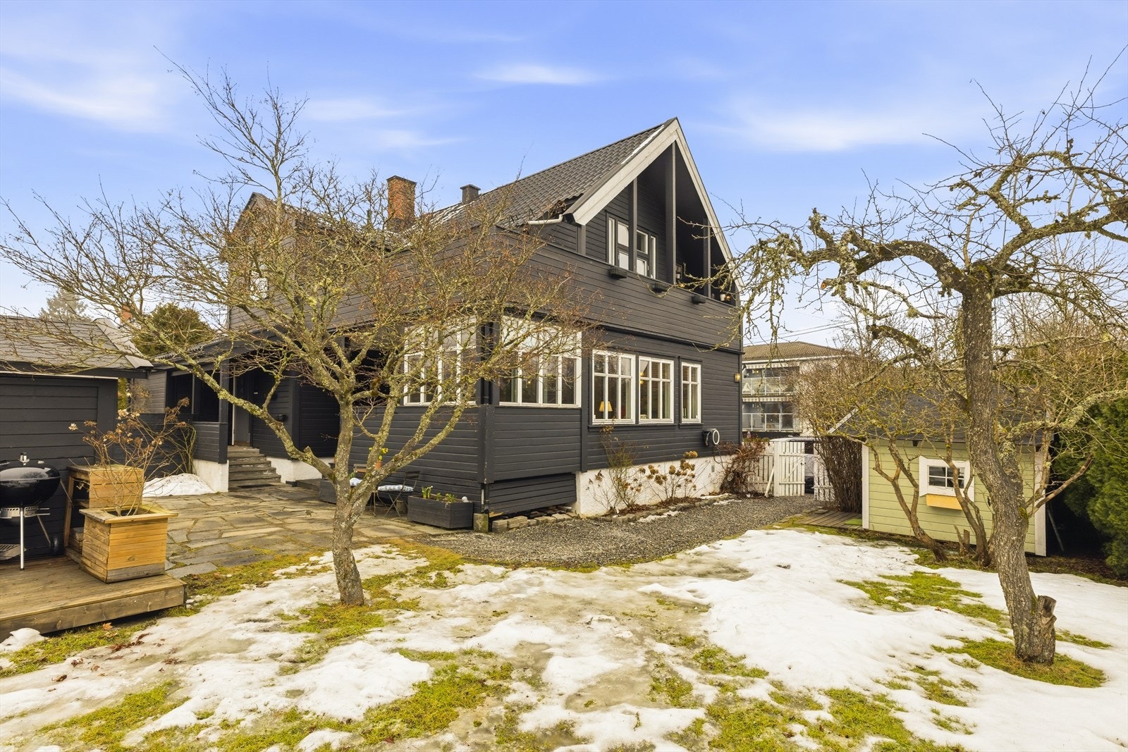 En unik og innholdsrik familiebolig over to plan i horisontaldelt tomannsbolig. Et godt naboskap i et barnevennlig område Galleribilde