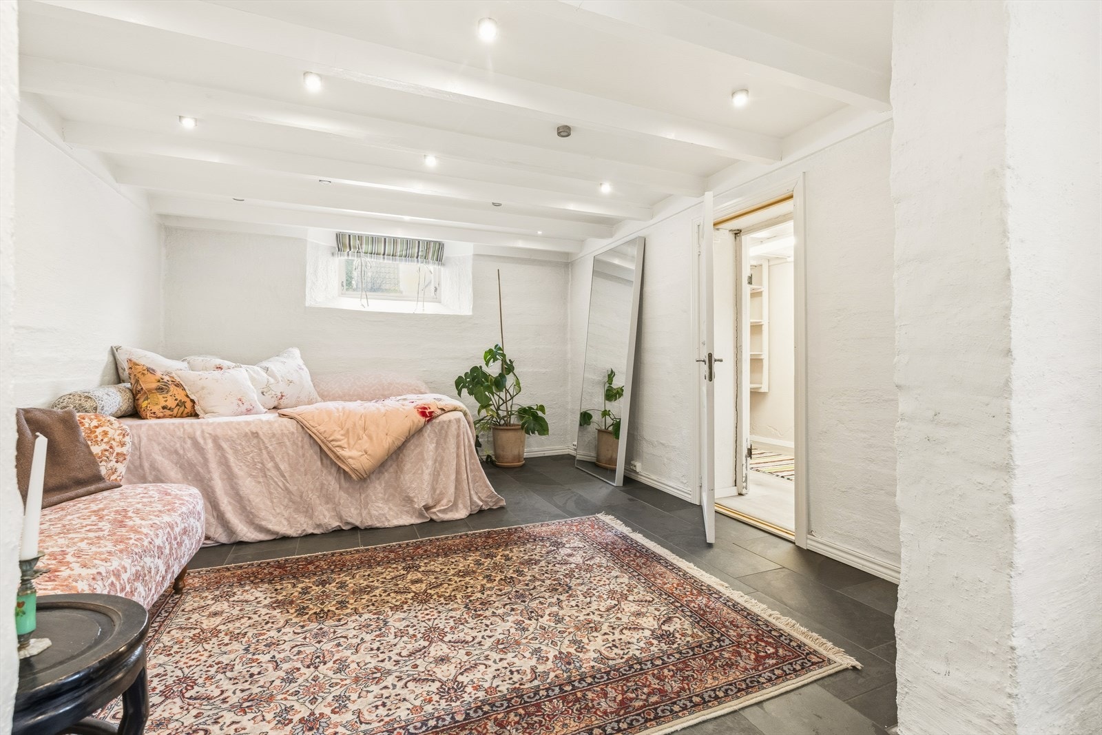 Stue/soverom i hybeldel. Egen separat og romslig entré Galleribilde