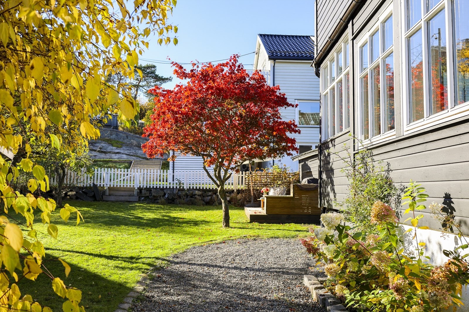 Flere biloppstillingsplasser på gårdsplass i tillegg til lader for el-bil Galleribilde