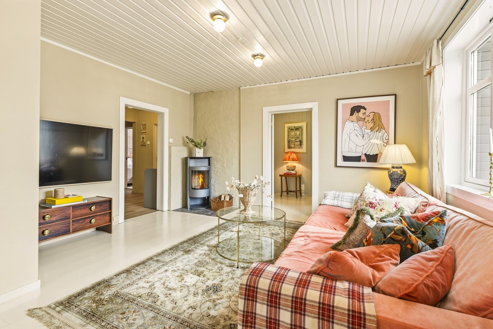 Detaljer som moderne peis, luft til luft varmepumpe m/aircondition, samt vannbåren gulvvarme i deler av kjeller Galleribilde