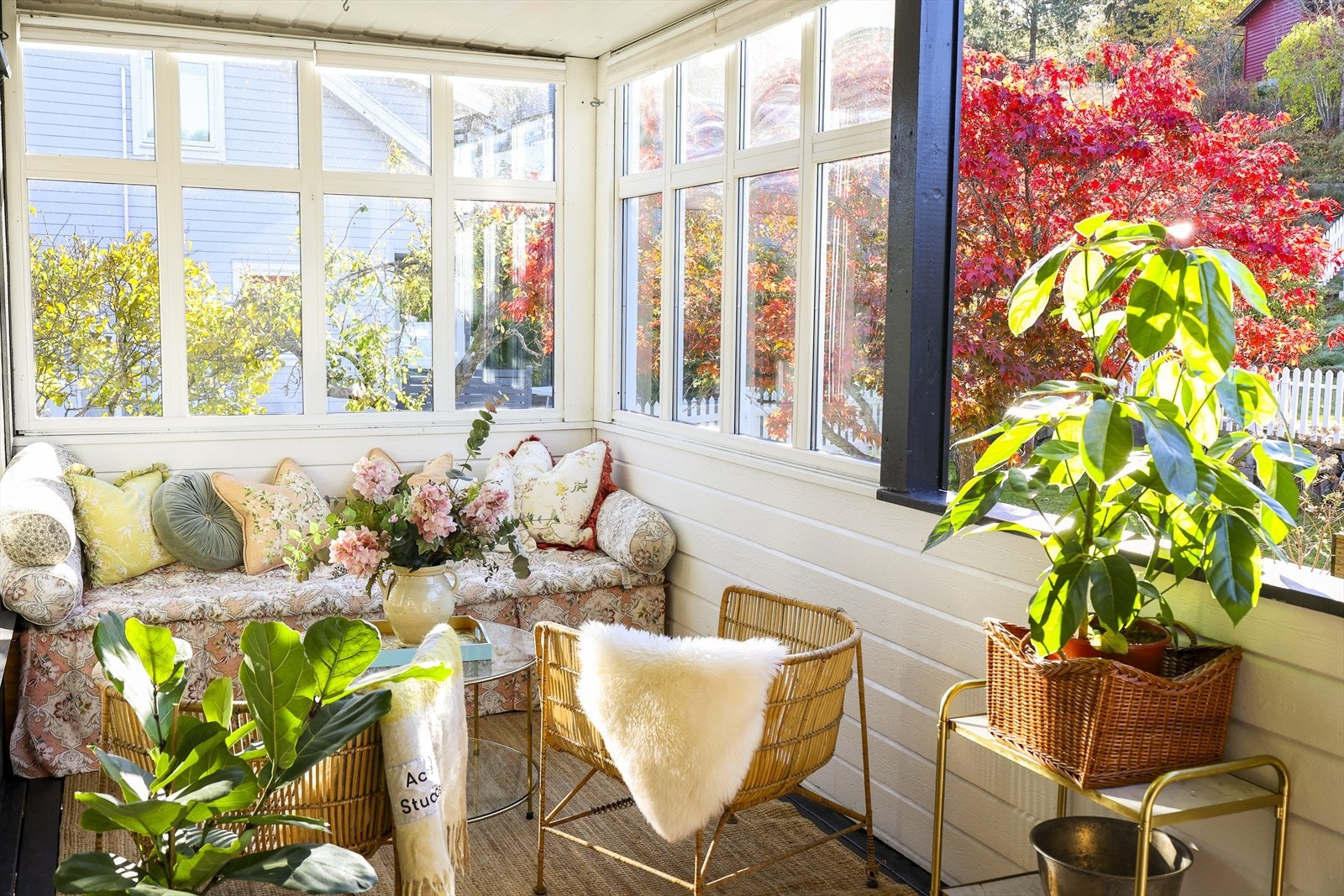 Tilgang til terrasse/hage fra spisestue, kjøkken og entré. Alle høstbilder tatt av selger Galleribilde