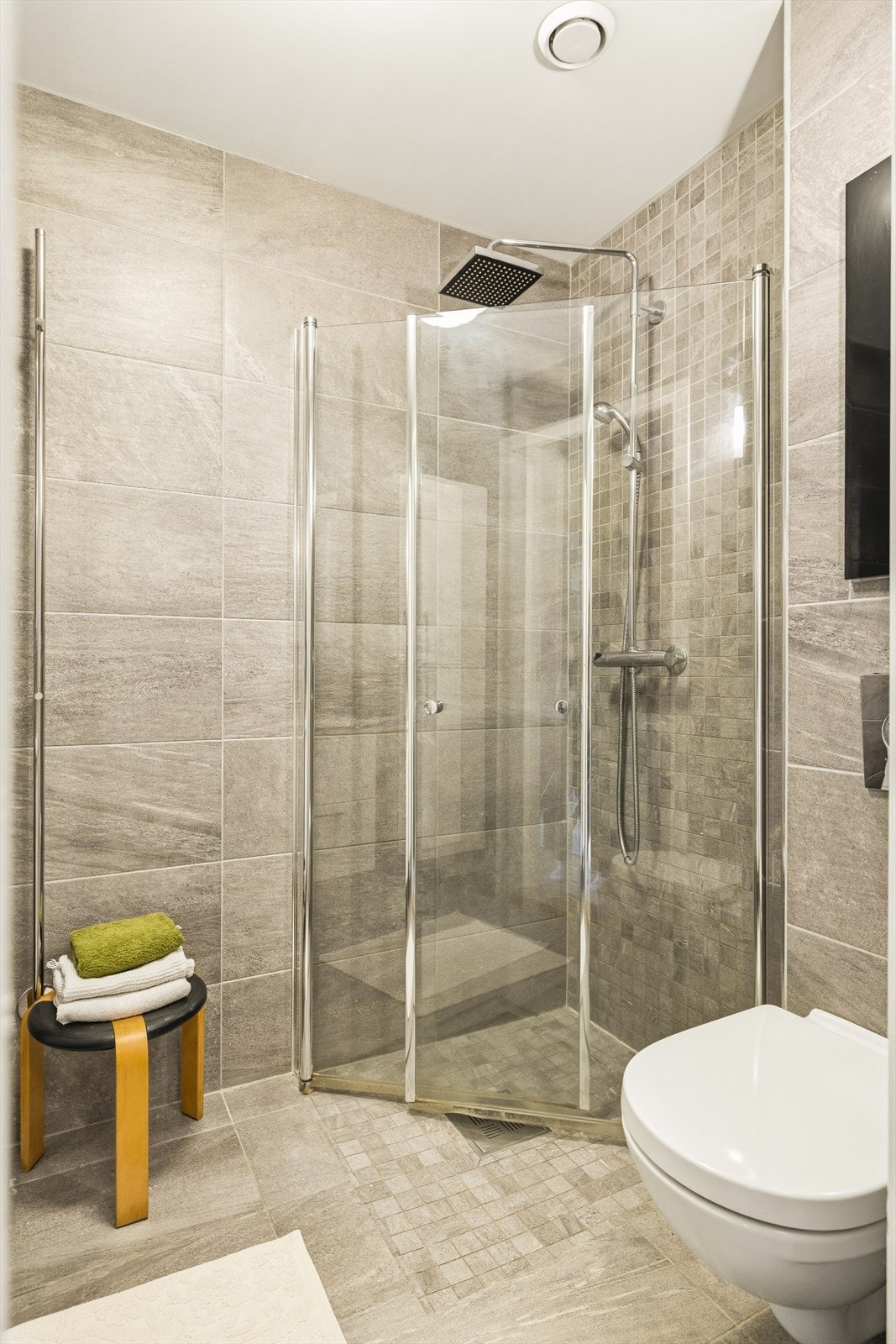 Detaljer som svingbare glassdører, varmekabler, samt avtrekk i himling Galleribilde