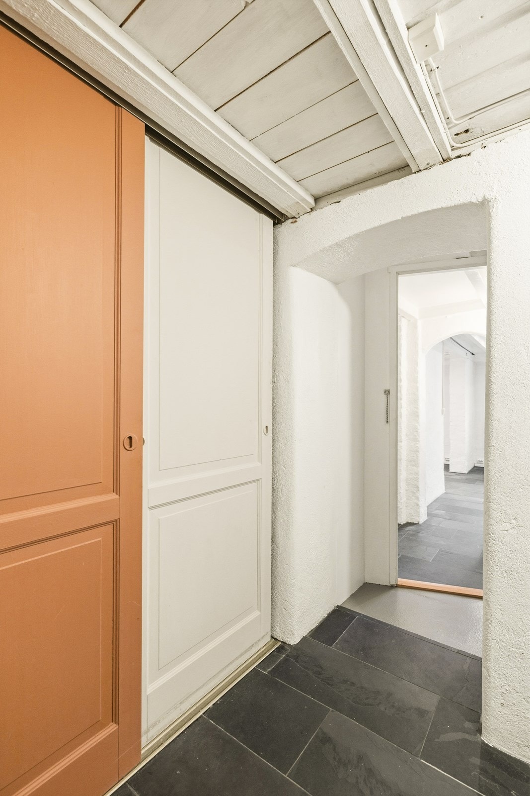 Vannbåren gulvvarme i deler av underetasje. Svært godt med lagringsplass i boligen Galleribilde