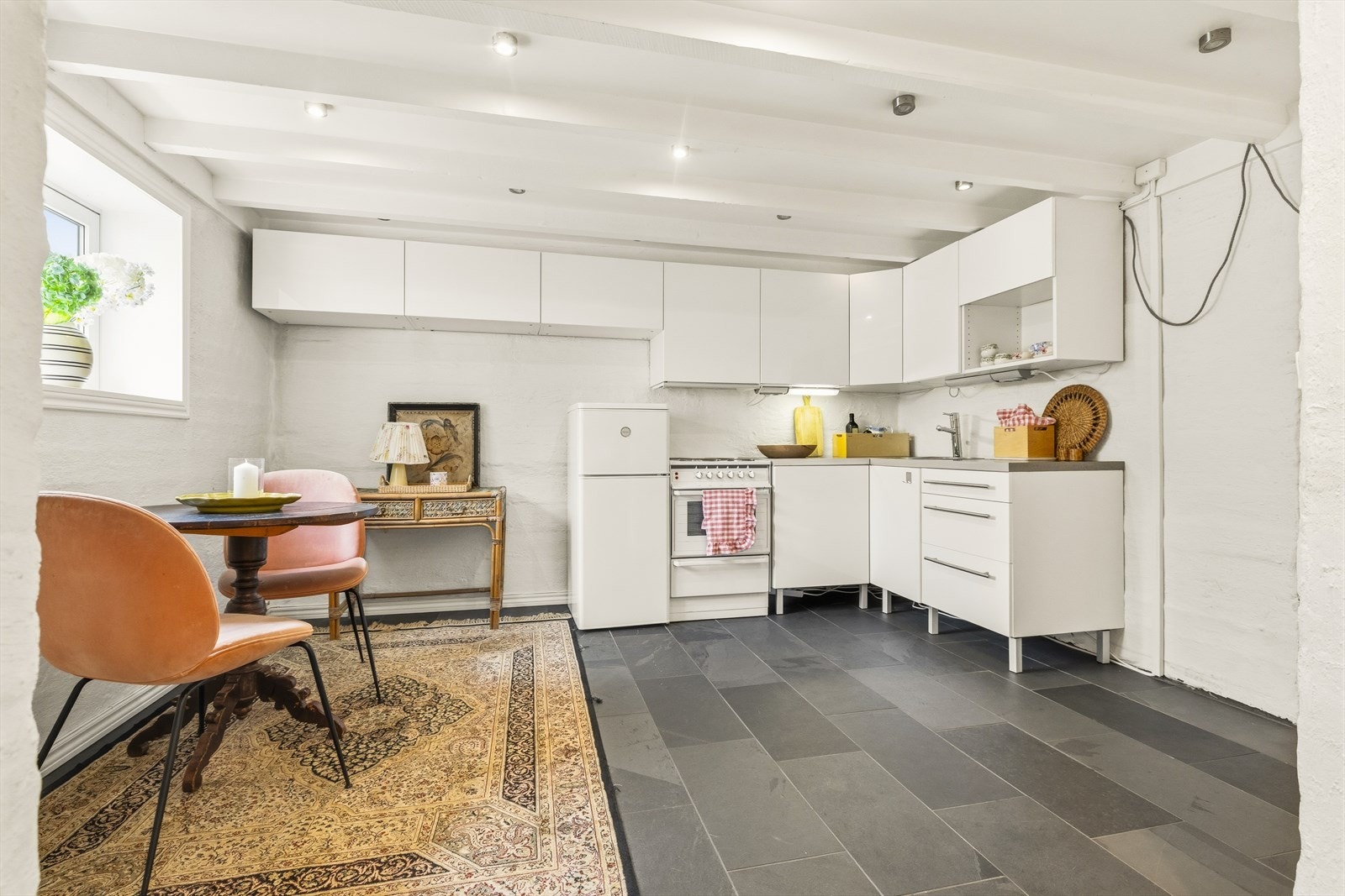 Hybel med egen kjellerinngang. Utleid de siste år for kr 13 200,- pr mnd. Galleribilde