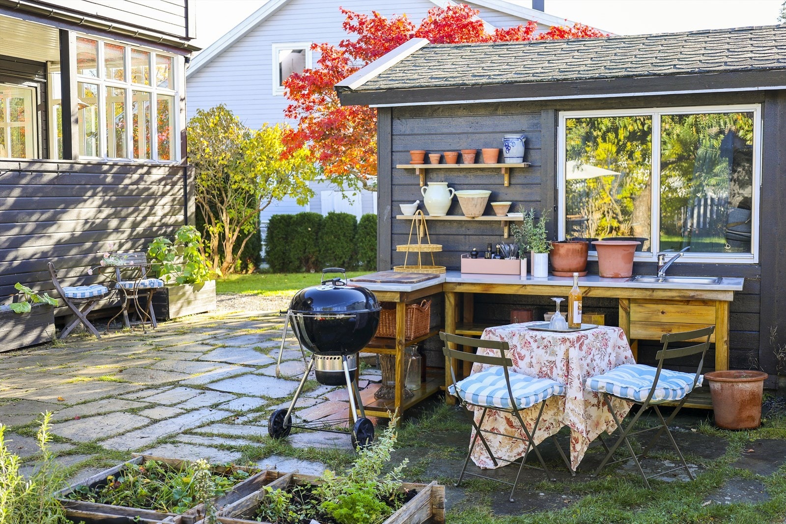 Fantastisk solrik hage med frukttrær og mange soner Galleribilde