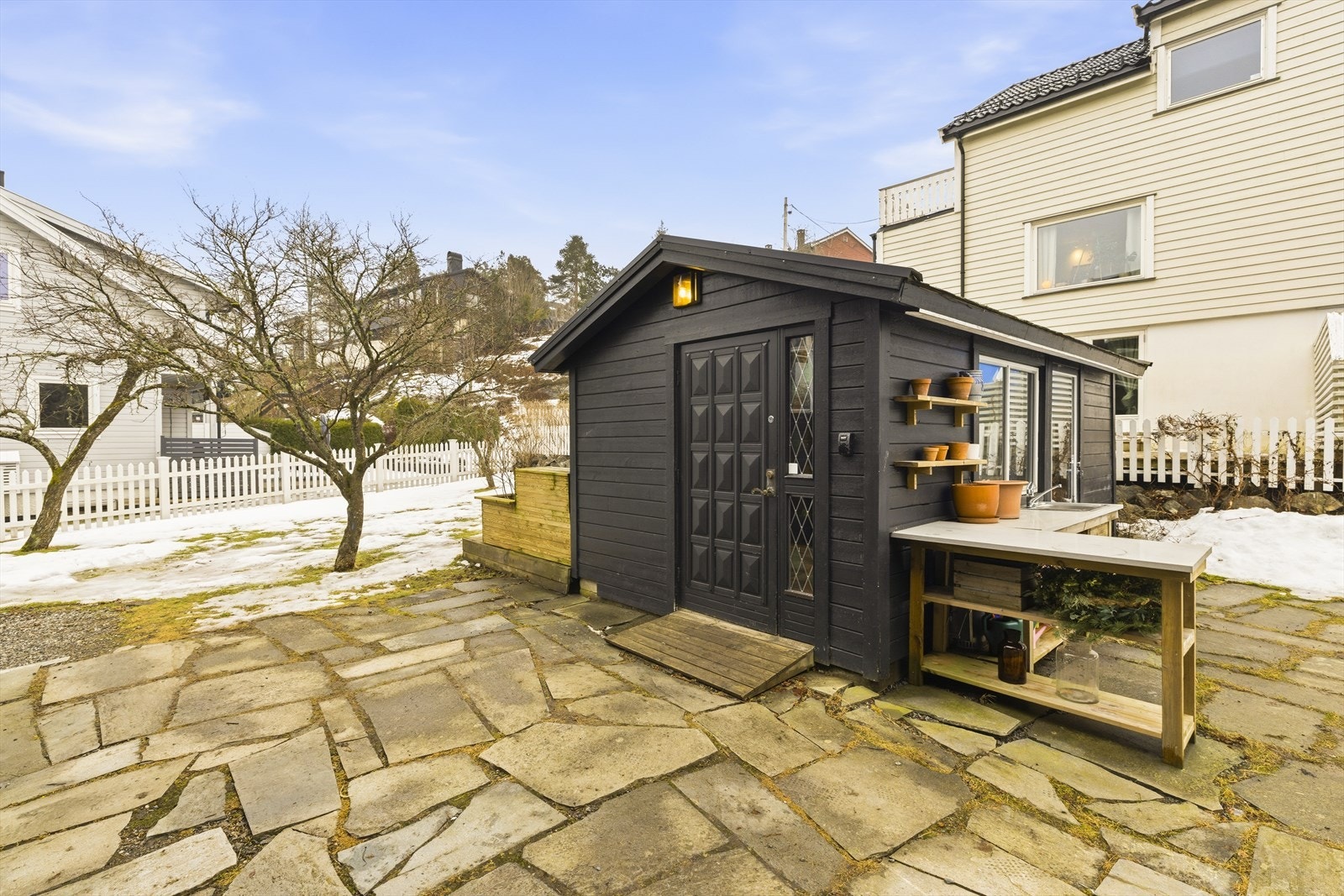 Isolert utebod med strøm og varme i tillegg til dukkehus og flere lagringsplasser både inne og ute Galleribilde