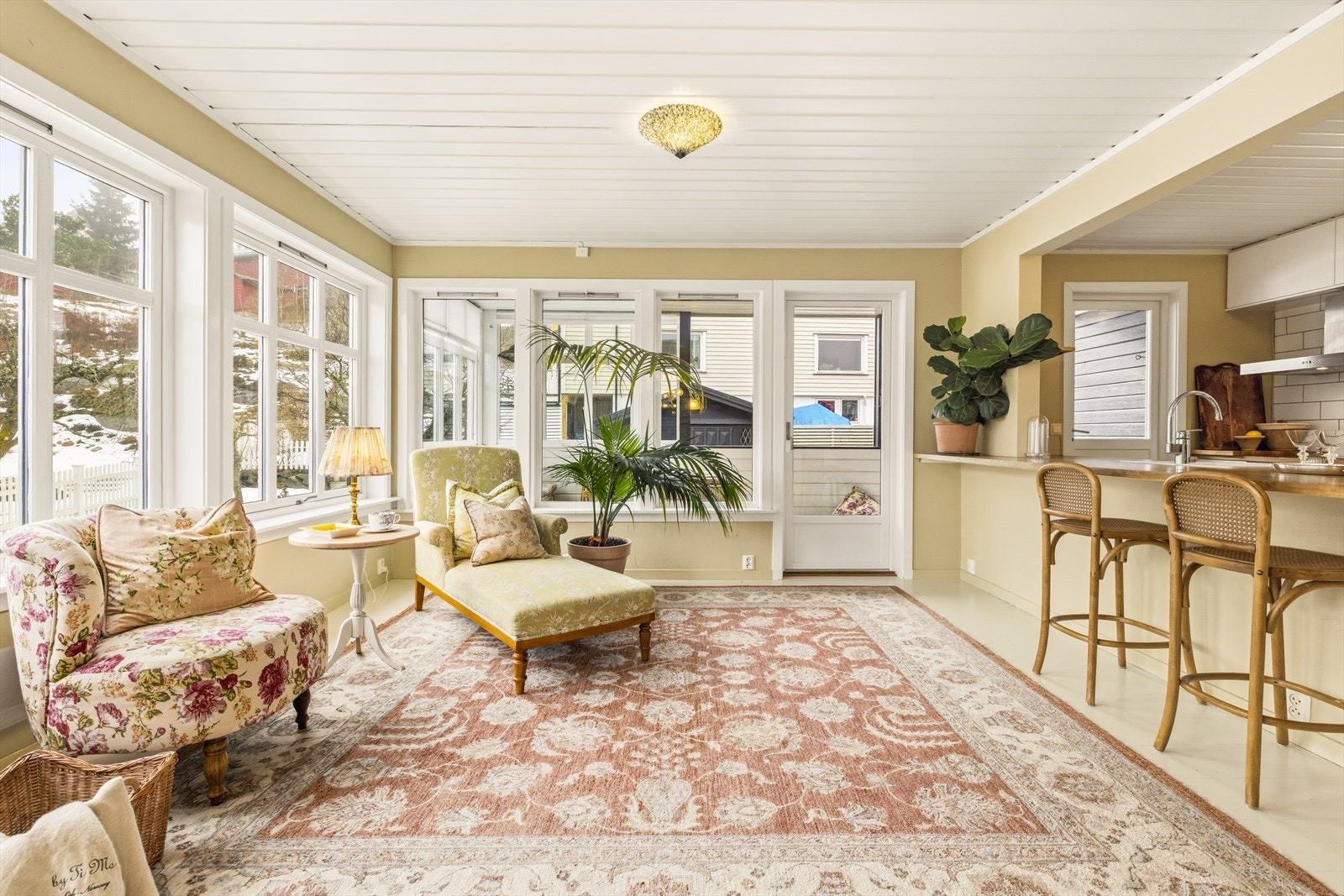 Mange og store vinduer gir svært godt med naturlig lys og en god romfølelse Galleribilde