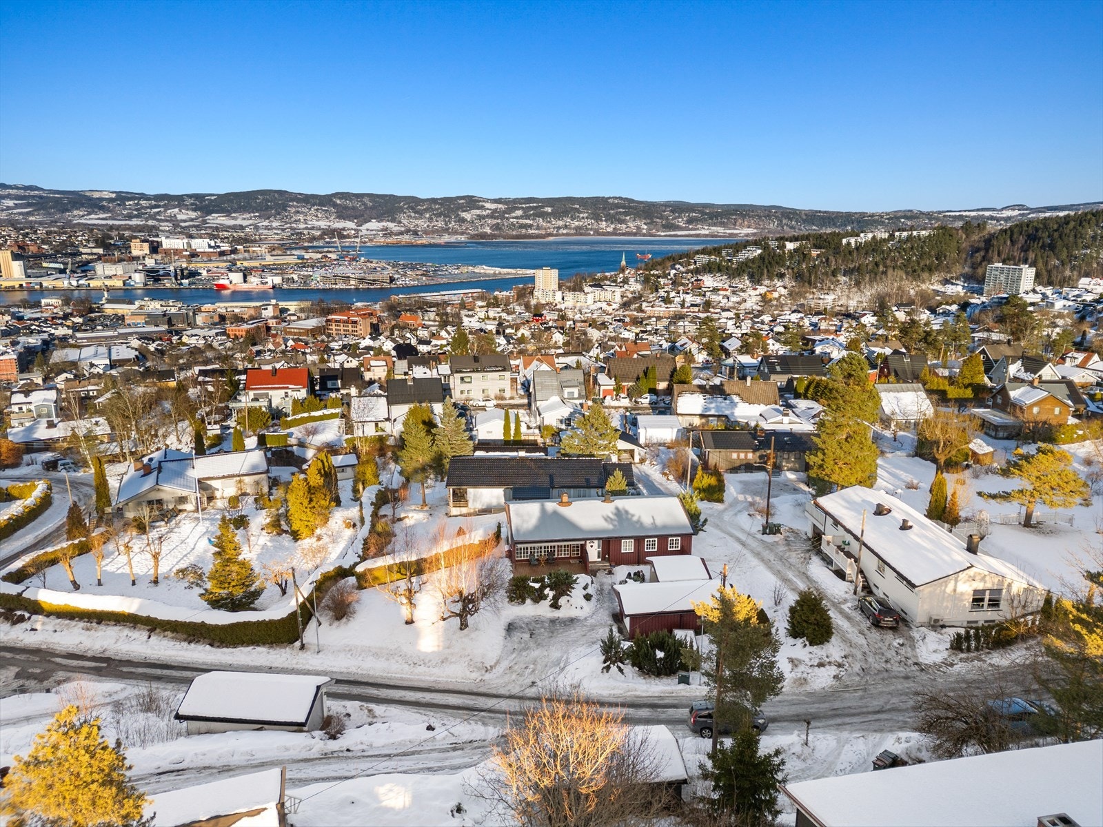 Eiendommen har en god intern beliggenhet i feltet og ligger i et barnevennlig og trafikkstille område. Galleribilde