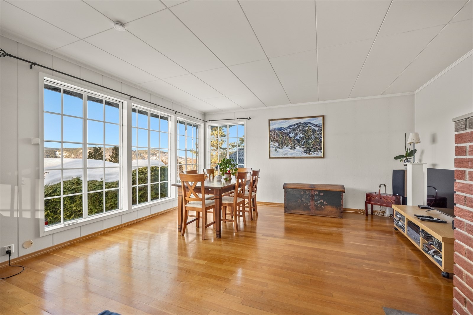 Hyggelig spiseplass ved vinduene og peisen. Galleribilde