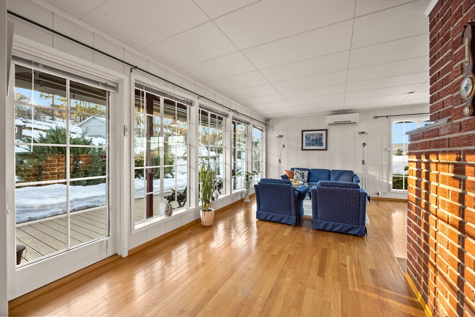 Stor vinkelstue som er enkel å møblere i ønskede soner. Galleribilde