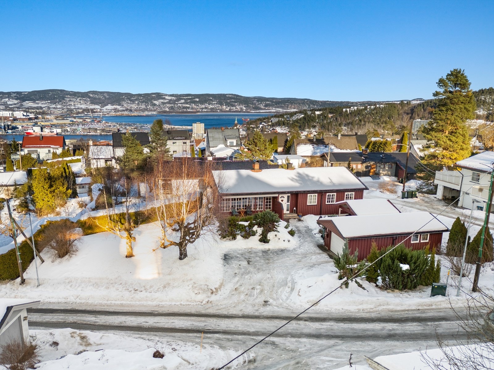 Boligen har en svært attraktiv og solrik beliggenhet i Anchersens vei 87, som kombinerer fantastisk utsikt, barnevennlig miljø og nærhet til byens fasiliteter. Foto: Knipzet v/ Lars Magnus Strøm Galleribilde