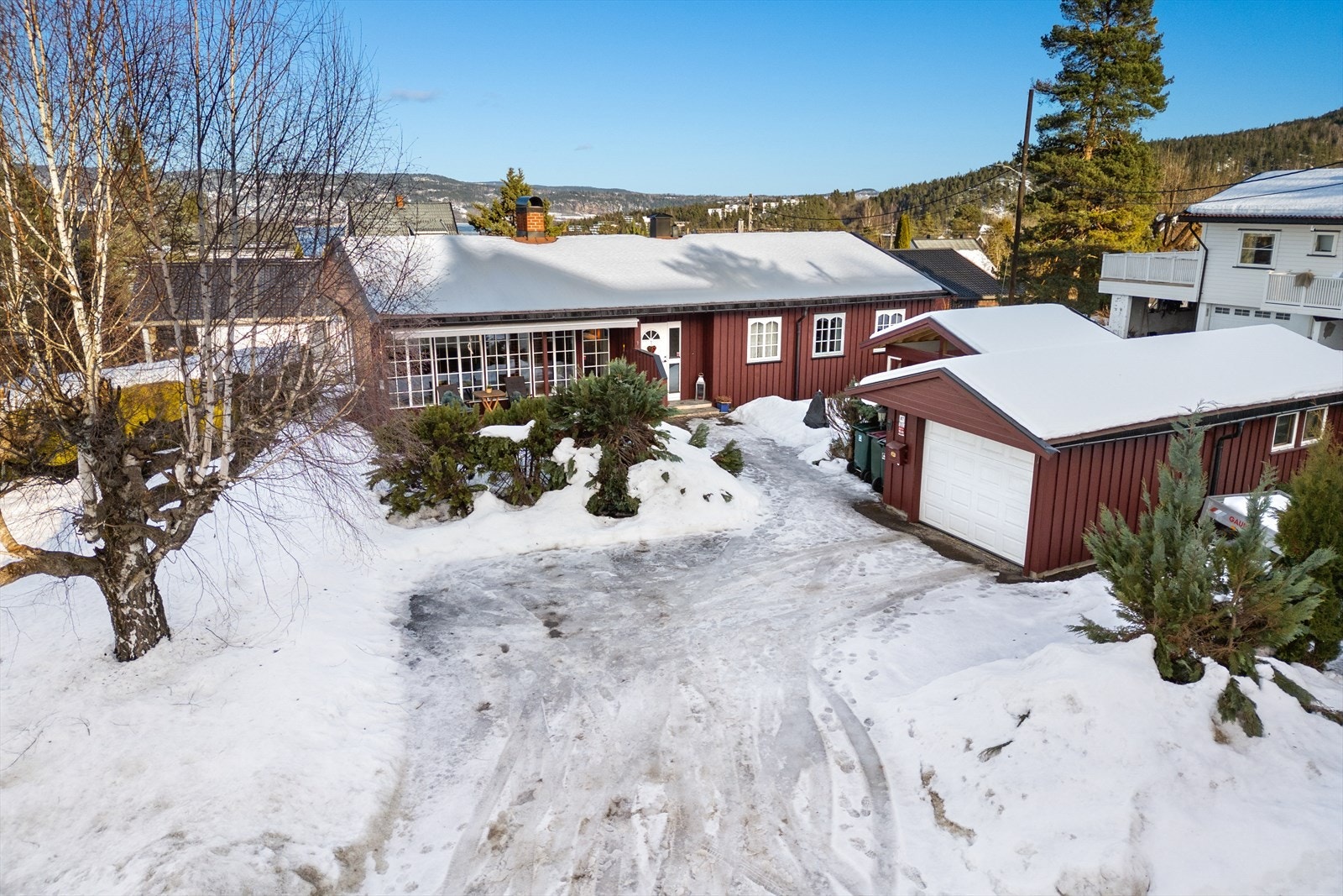 Her kan du nyte en fredelig og tilbaketrukket atmosfære i et etablert boligområde uten gjennomgangstrafikk, noe som gjør stedet ideelt for barnefamilier eller de som søker ro og privatliv. Galleribilde