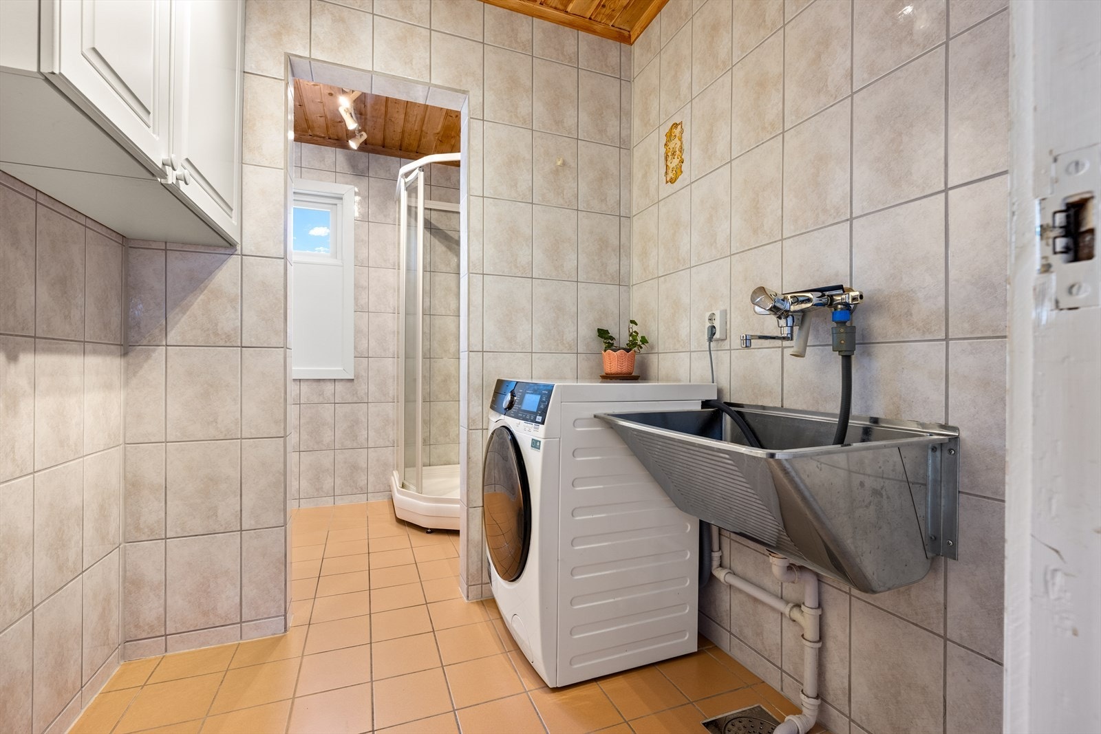 Egen del for vaskerom med opplegg til vaskemaskin. Galleribilde