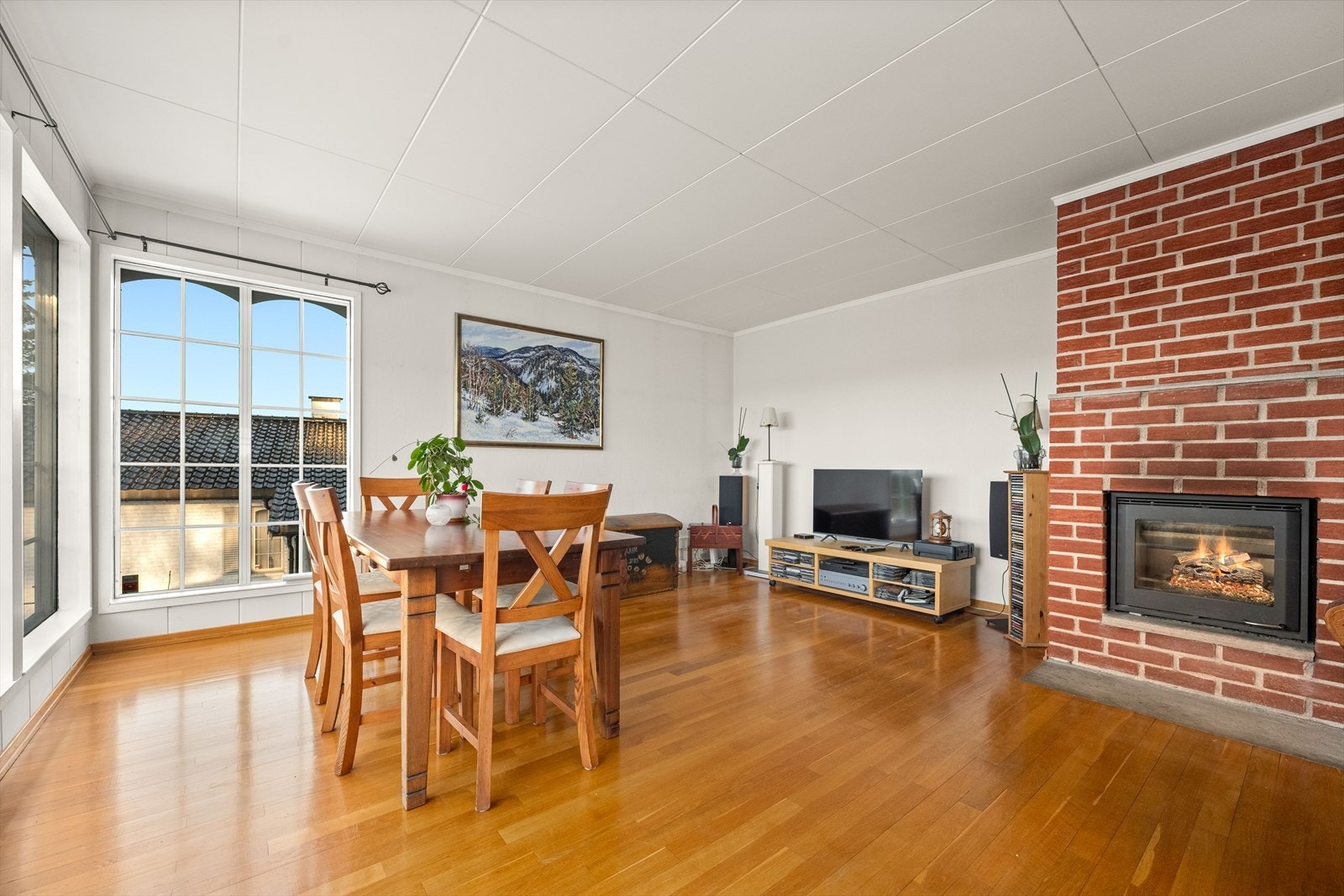 Hyggelig spiseplass ved vinduene og peisen. Galleribilde