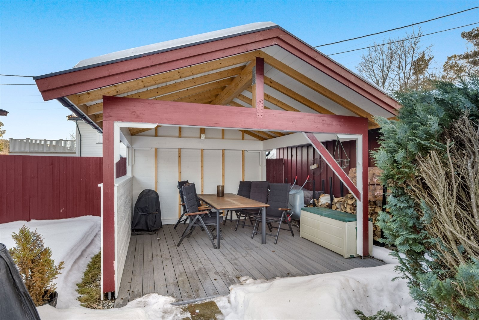 Overbygget uteplass - her kan man nyte fine sommerkvelder selv om det skulle komme noen dråper fra oven. Galleribilde