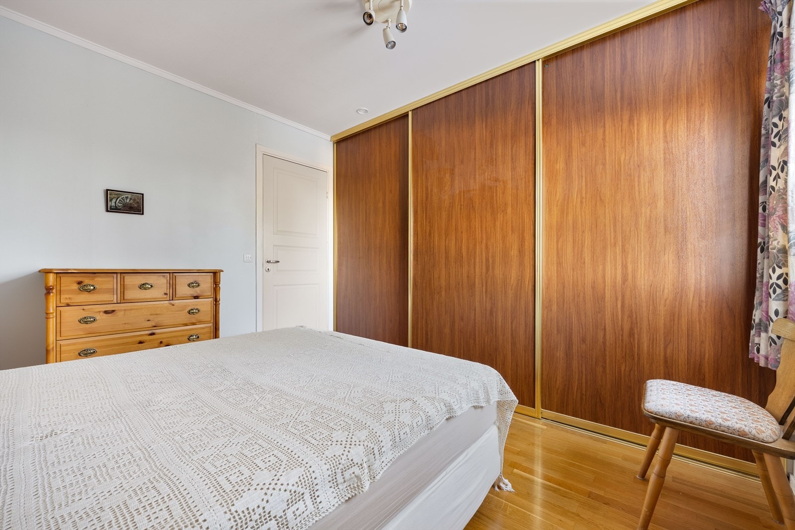 Praktisk skyvedørsgarderobe på hovedsoverommet. Galleribilde