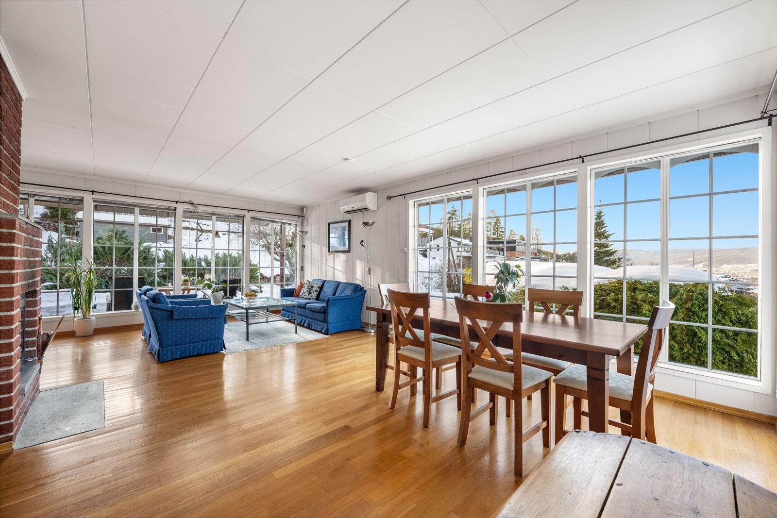 Store vindusflater sikrer godt, naturlig lys. Galleribilde