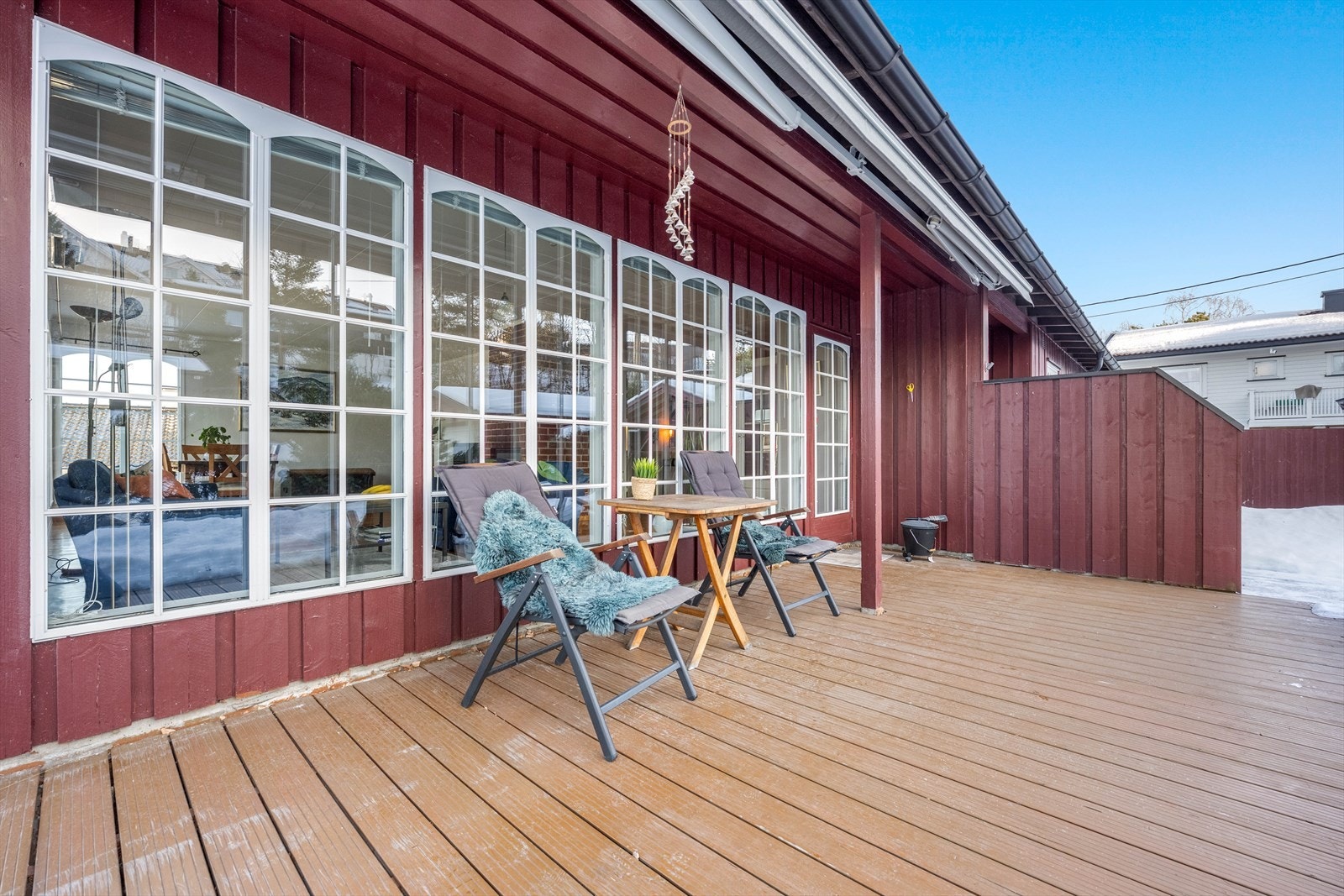 Romslig terrasse med god plass til ønsket møblement. Delvis overbygget og med markise. Galleribilde