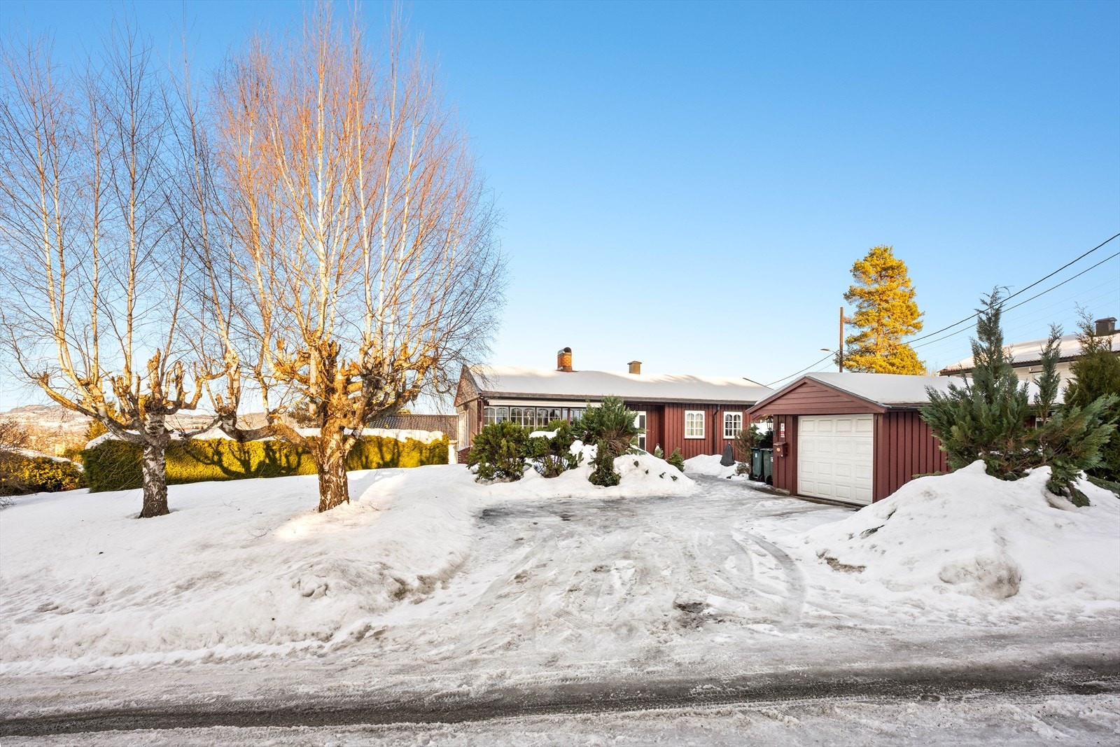 Boligen ligger meget attraktrivt til, og plasseringen gir gode lysforhold store deler av dagen. Galleribilde