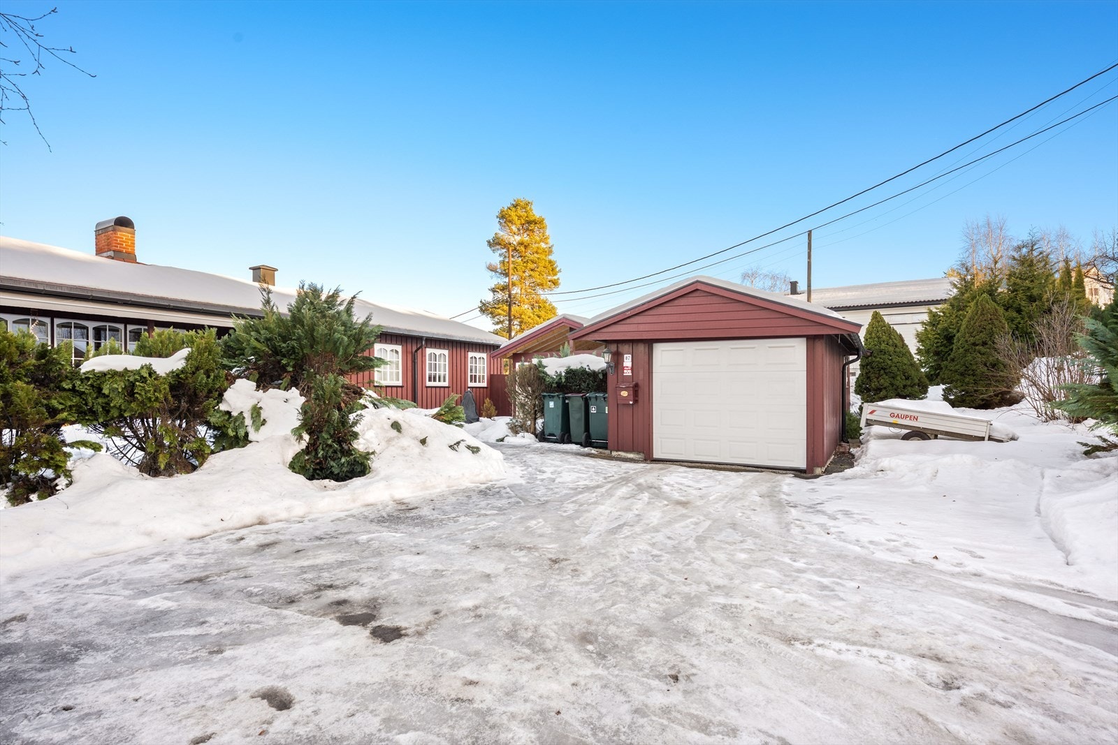 Parkering i egen garasje og gårdsplass. Galleribilde