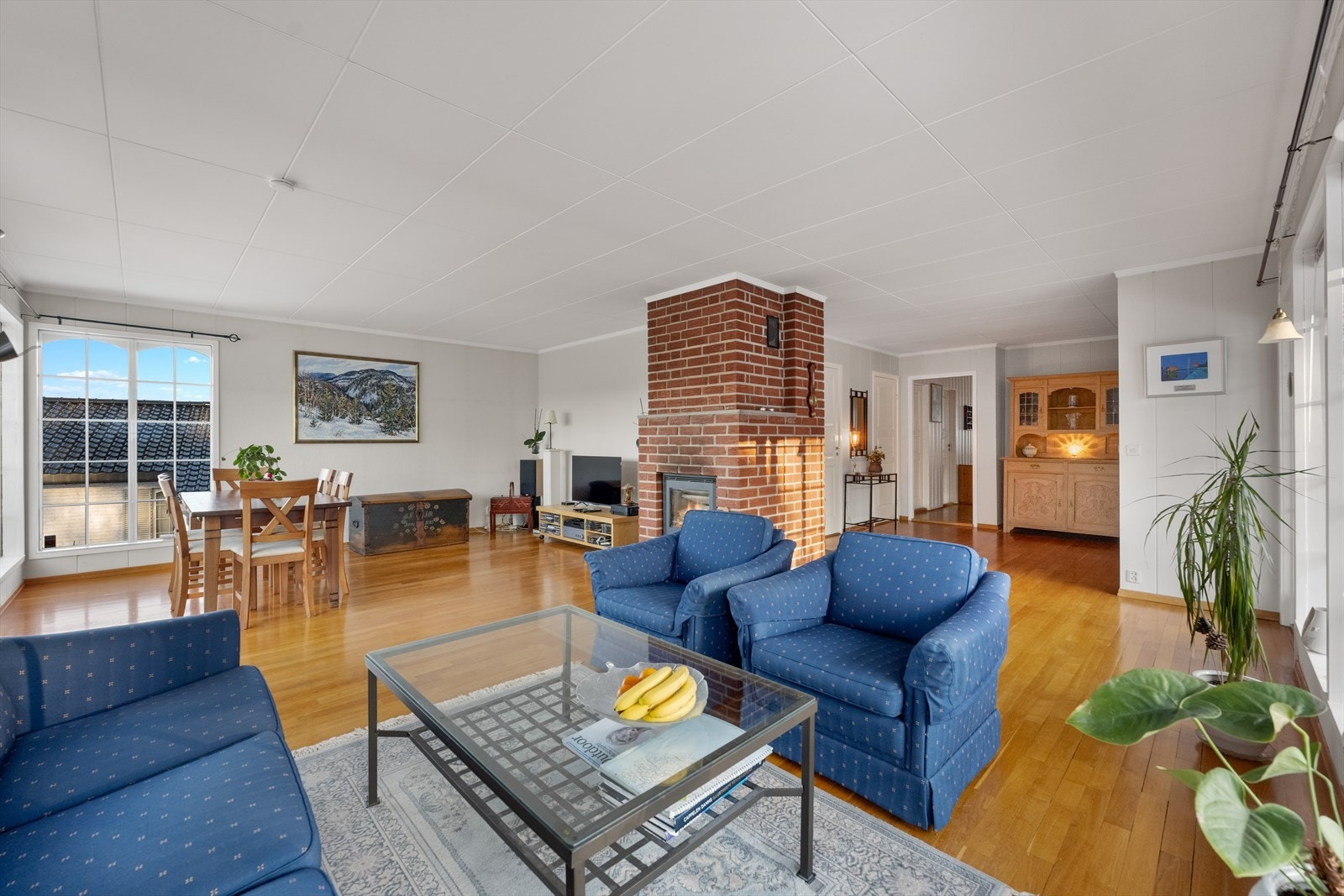 I tillegg til varmepumpe i stue, er det stemningsskapende og praktisk peisovn i stuen. Galleribilde