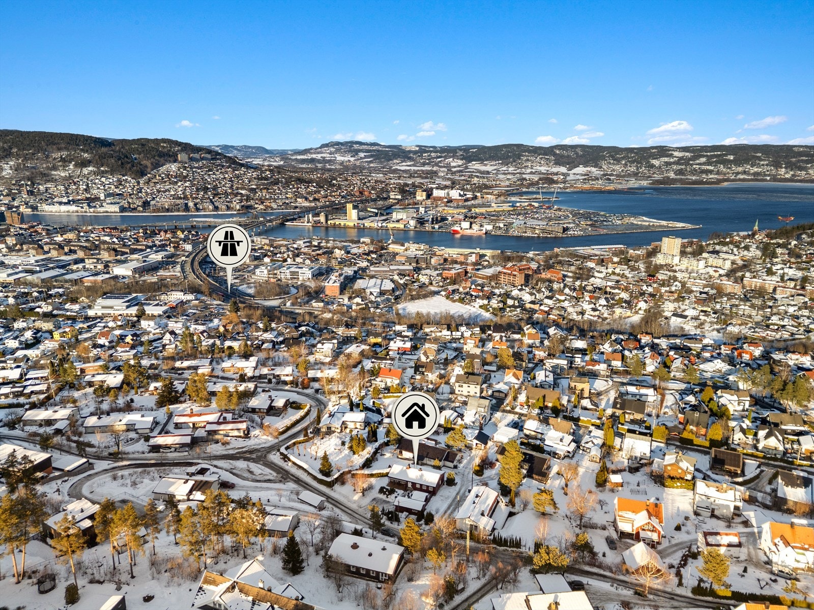 Eiendommen ligger i et etablert boligområde på Austad, med kort vei til Strømsø og et bredt tilbud av butikker og servicefunksjoner, samt kort avstand påkjøringen til E18. Galleribilde
