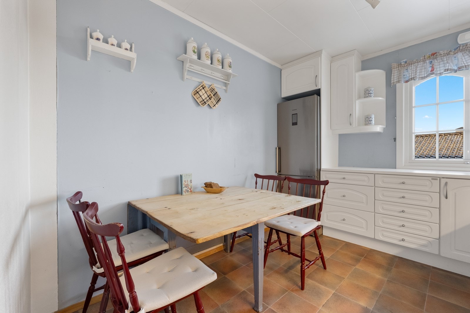 Kjøkkenet har god plass til spiseplass. Galleribilde