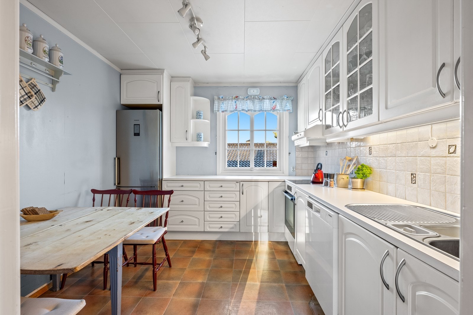 Godt med skap- og benkeplass. Galleribilde