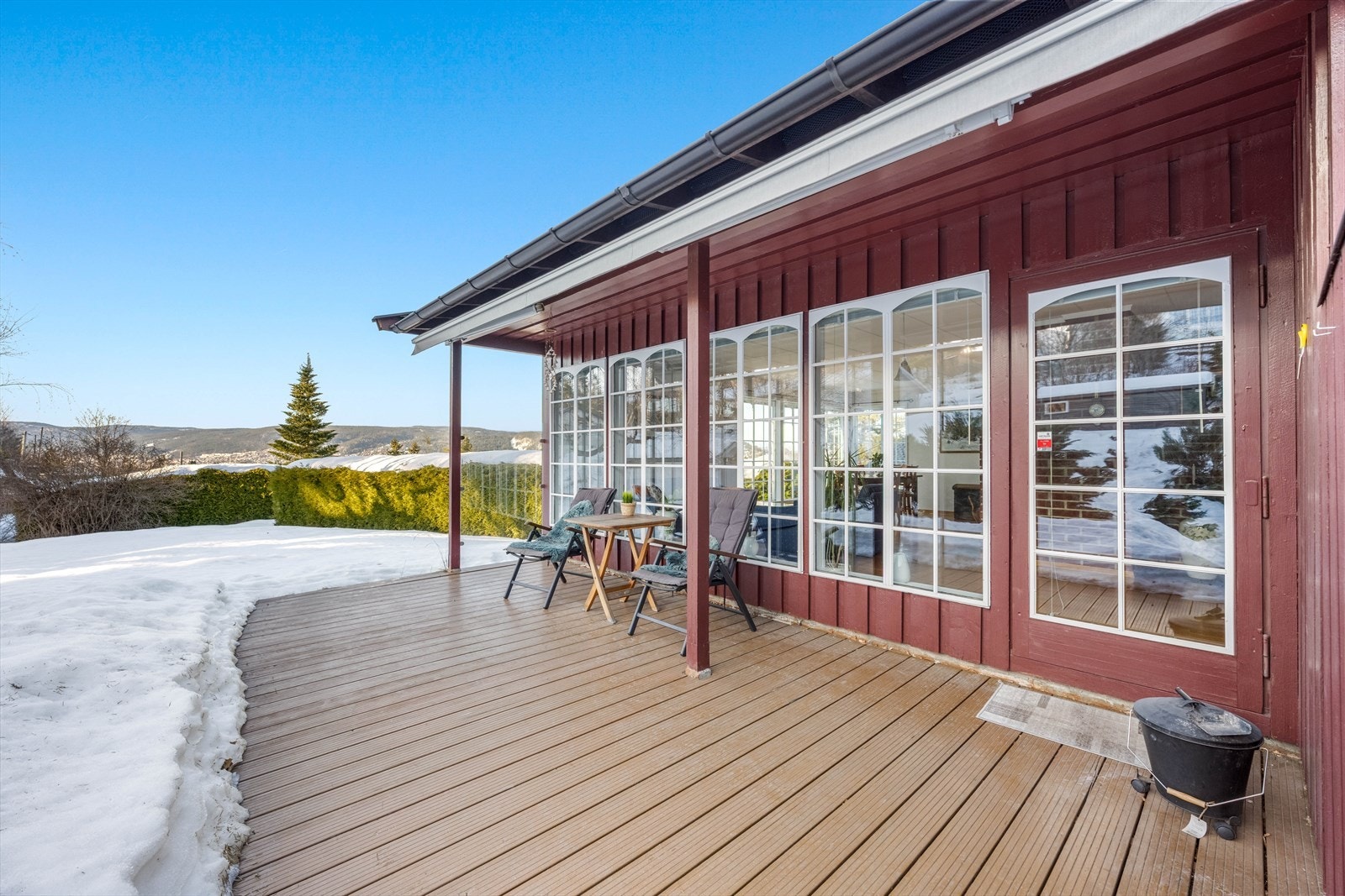 Utgang til delvis overbygget terrasse fra stuen. Galleribilde