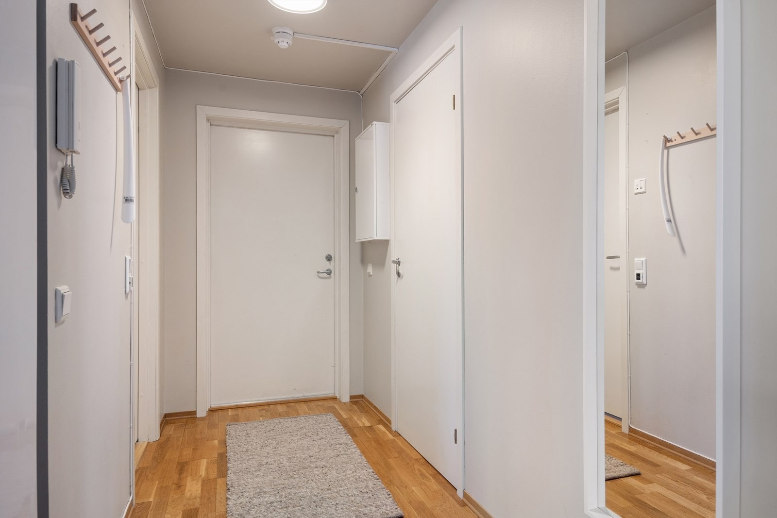 Innenfor døra møtes man av en romslig og innbydende gang med plass til vegghengt klesoppbevaring samt skoskap. Galleribilde