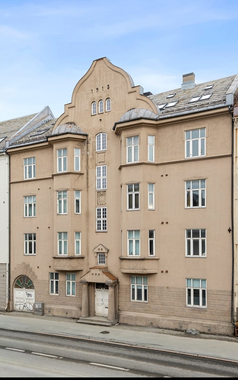 Leiligheten ble bygd i 2007 i en bygård som ble oppført i 1913. Den befinner seg i øverste etasje med tilhørende hems med 12 kvm gulvareal. Galleribilde