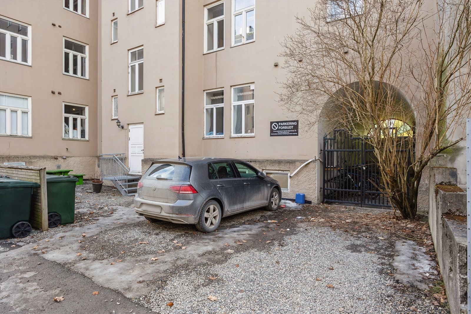 Sameiet disponerer to parkeringsplasser utendørs som tildeles for ett år av gangen. Ønske om parkeringsplass må meddeles styret via mail. Pris for leie av p-plass er 700 kr/mnd. Galleribilde