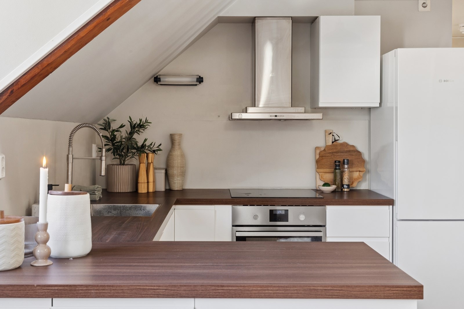 Det er medfølgende hvitevarer i form av kjøleskap, stekeovn, platetopp og oppvaskmaskin. Galleribilde