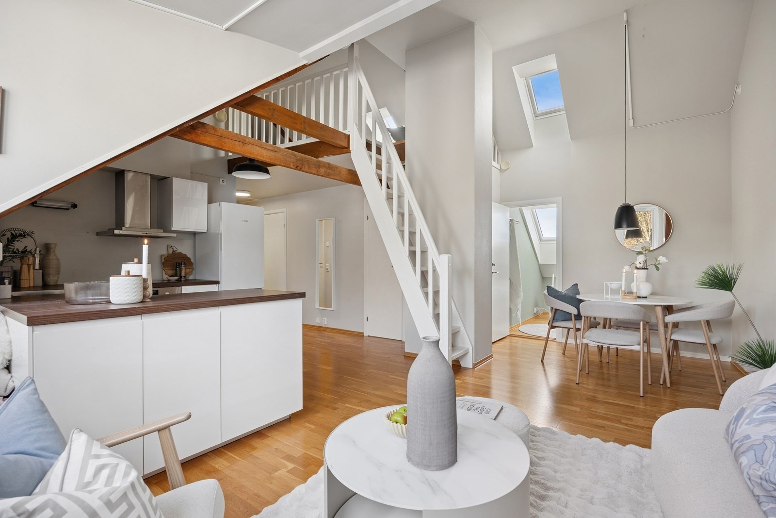 Beliggenheten i toppetasjen gir en luftig atmosfære og et særpreg med synlige takbjelker og god takhøyde. Galleribilde