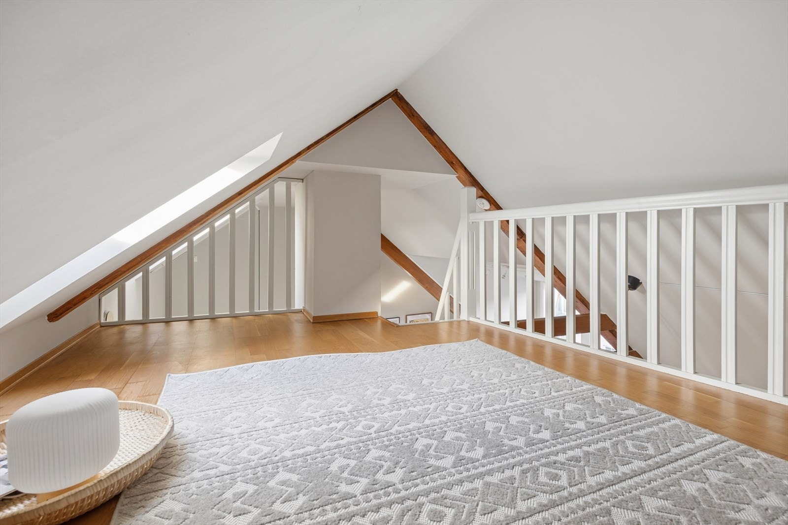 Selv om takhøyden er lav, tilfører hemsen et fleksibelt og sjarmerende tilleggsareal. Galleribilde