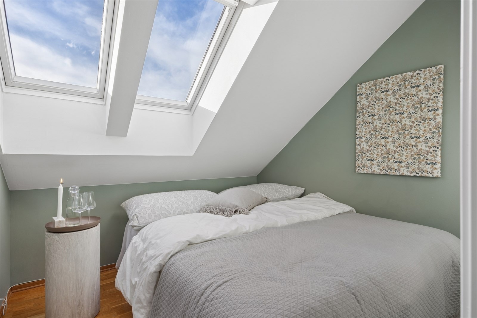 Rommet måler 5,5 kvm og er innredet som soverom, men er ikke formelt godkjent som soverom. Galleribilde