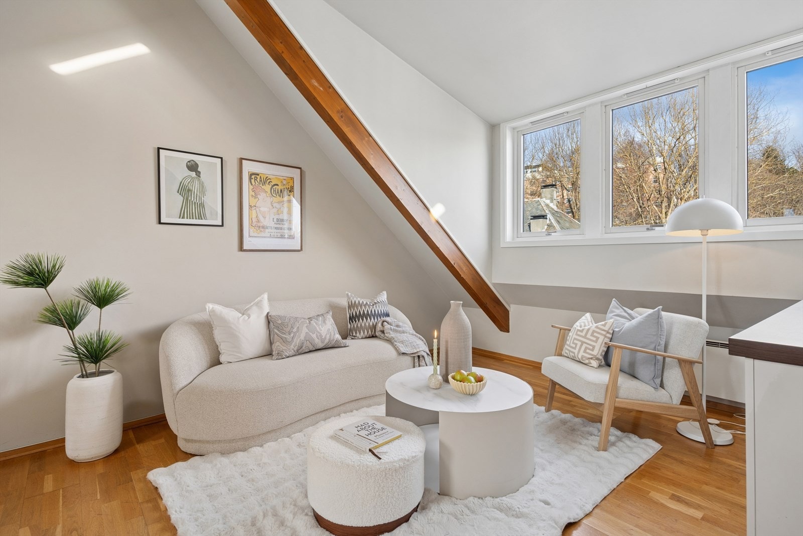 Store vinduer gir rikelig med naturlig innlys. Galleribilde