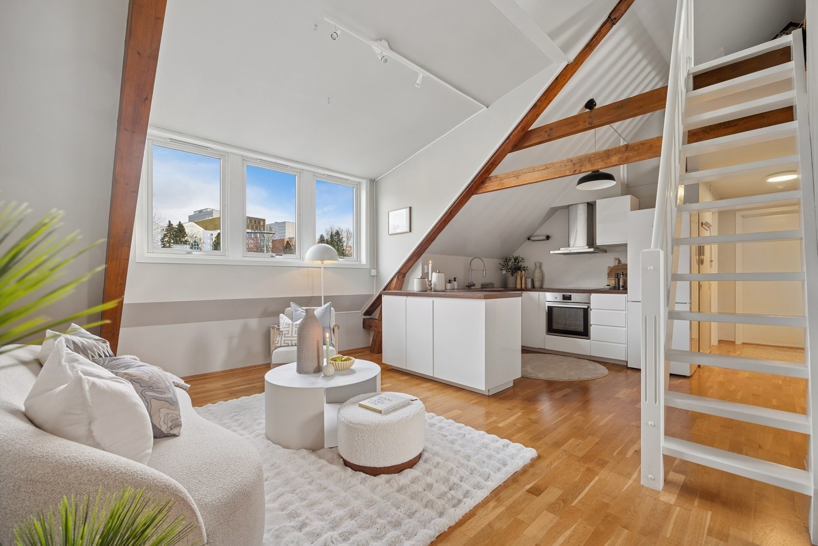 Midt i hjertet av Elgeseter, bare et steinkast fra Trondheim sentrum og NTNU, ligger denne toppleiligheten i Elgeseter gate 35. Galleribilde