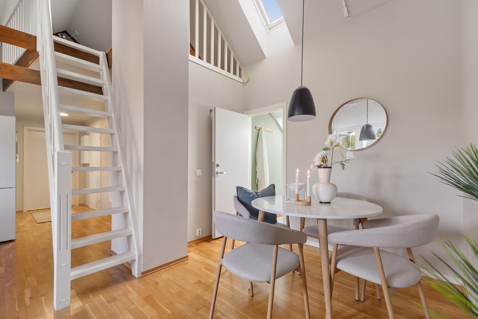 Seksjonen disponerer en 7 kvm stor bod i byggets kjeller. I tillegg byr hemsen på ytterligere lagringsmuligheter. Galleribilde