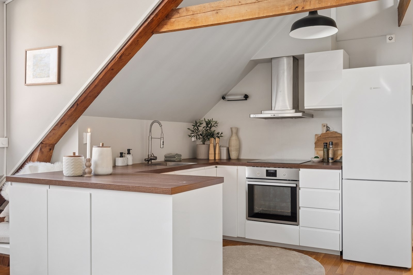 Kjøkkenet, som var nytt i 2018, har en tidløs innredning med slette fronter og integrerte håndtak. Galleribilde