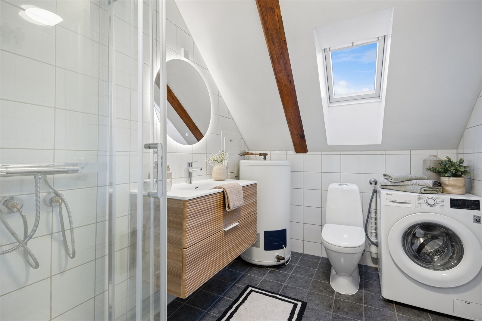 Badet ble oppgradert med nytt dusjkabinett, servant, innredning, speil og toalett i 2026. Flislagt gulv med varmekabler. Galleribilde