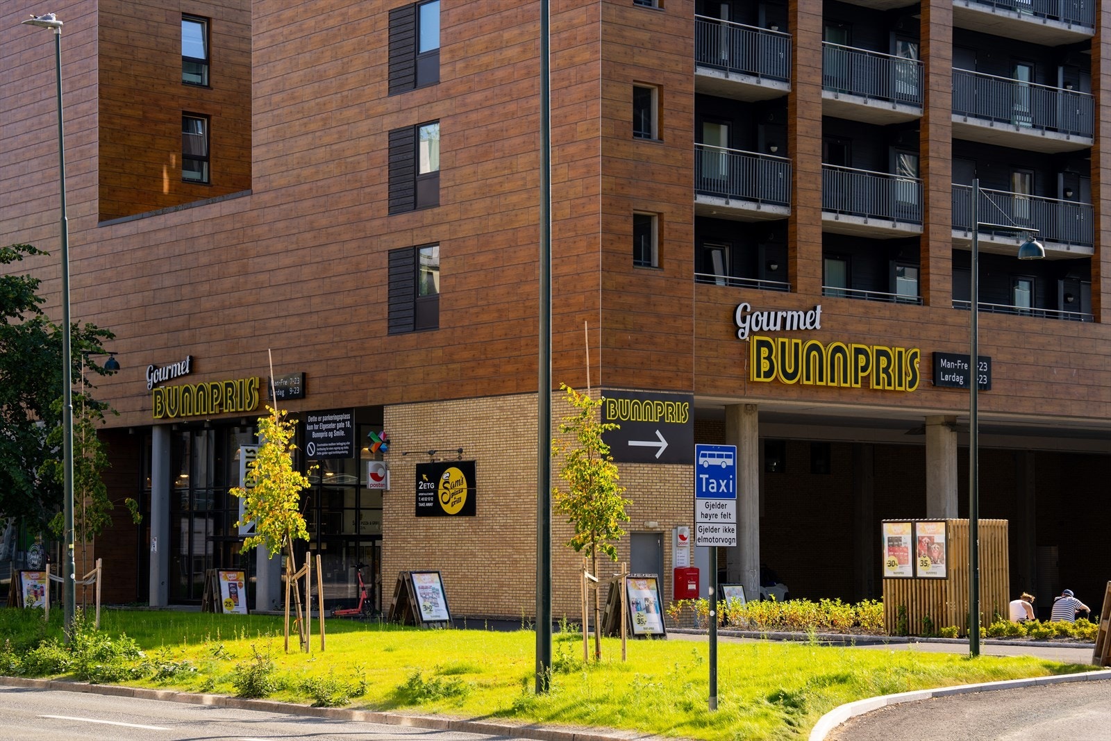 Det er flere dagligvarebutikker i nærområdet, blant annet Bunnpris & Gourmet Elgeseter, Rema 1000 og Coop Extra. Galleribilde