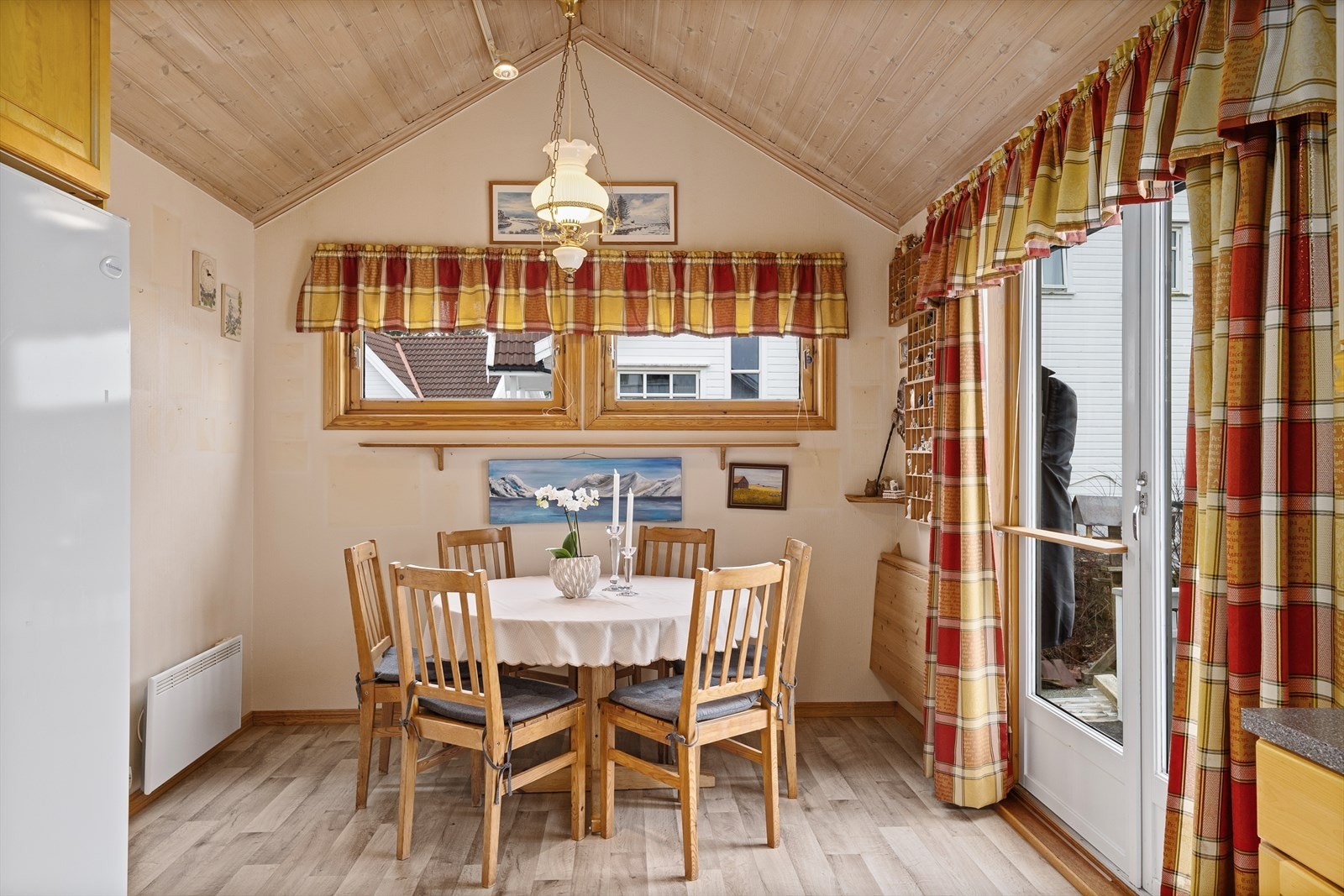 Utgang til terrasse fra kjøkken Galleribilde