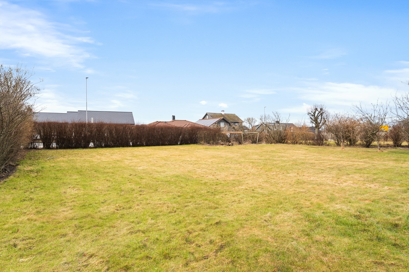 Romslig tomt på ca 1 mål med sørvestvendt hage Galleribilde