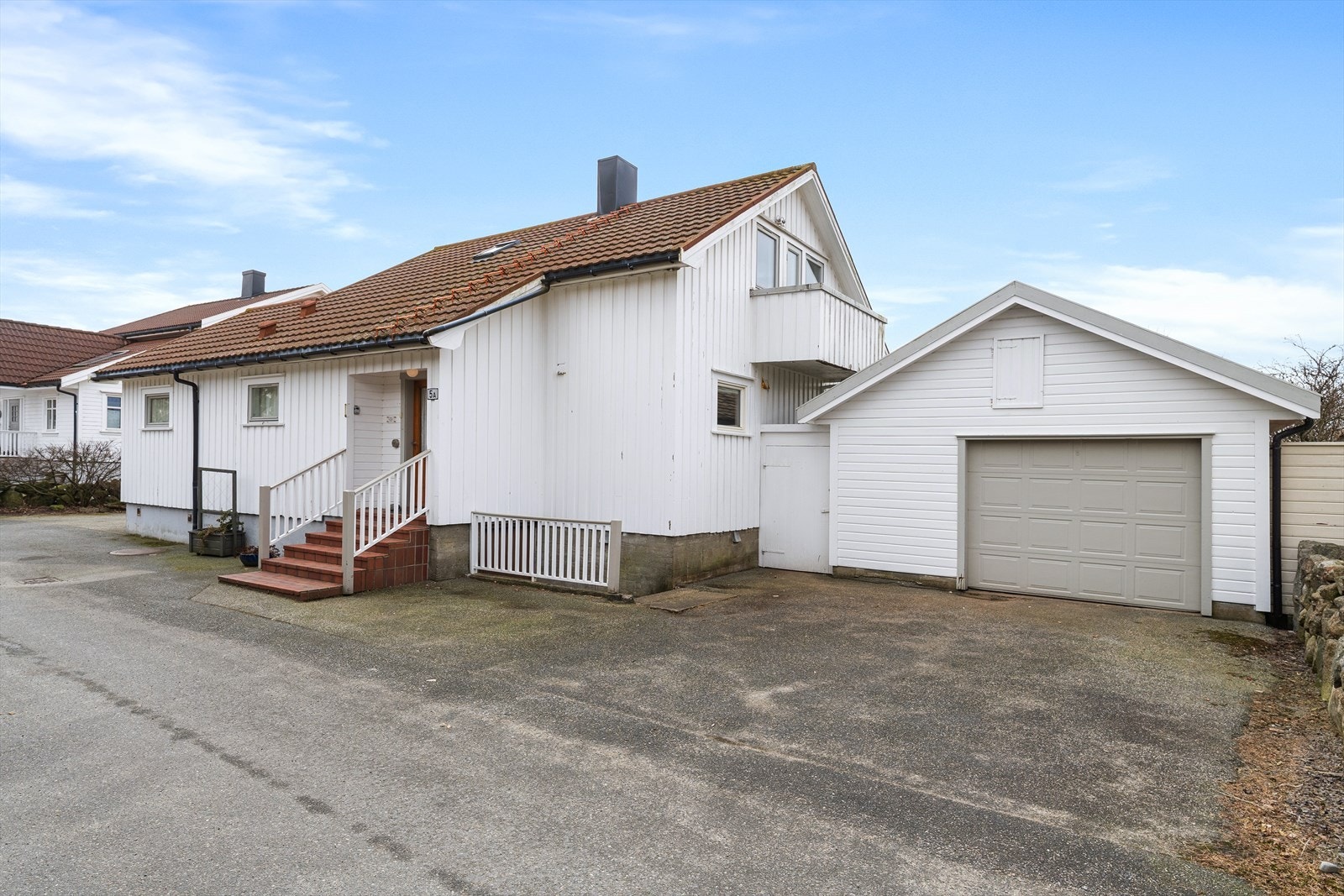 Gode parkeringsmuligheter i eget gårdsrom og garasje. Galleribilde