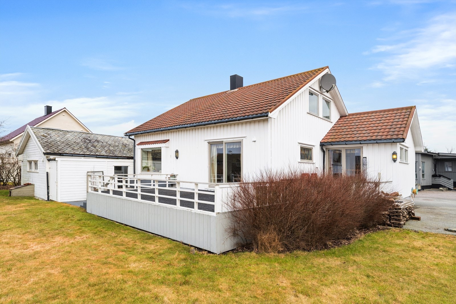 Eldre enebolig fra ca 1962 med fin beliggenhet i etablert boligområde med gangavstand til butikker, jernbane, skole, barnehage og idrettsanlegg. Galleribilde