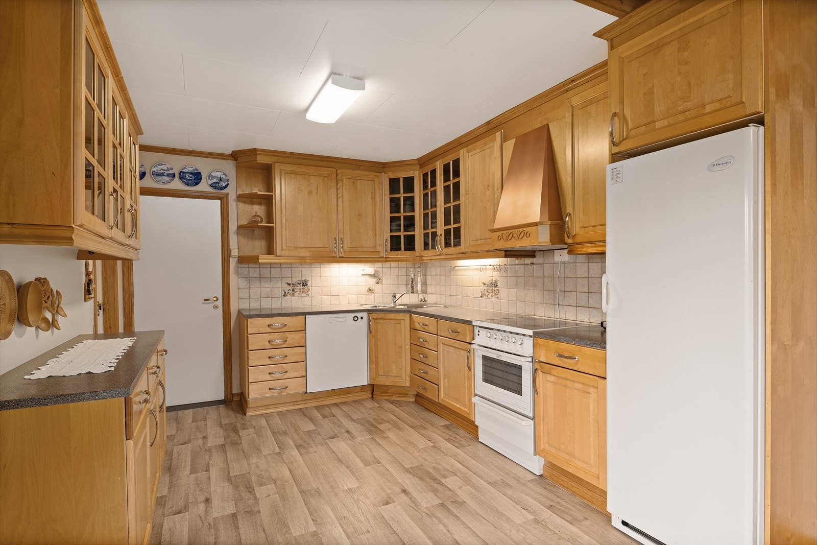 Kjøkken har belegg på gulv og tapetserte veggflater. Galleribilde