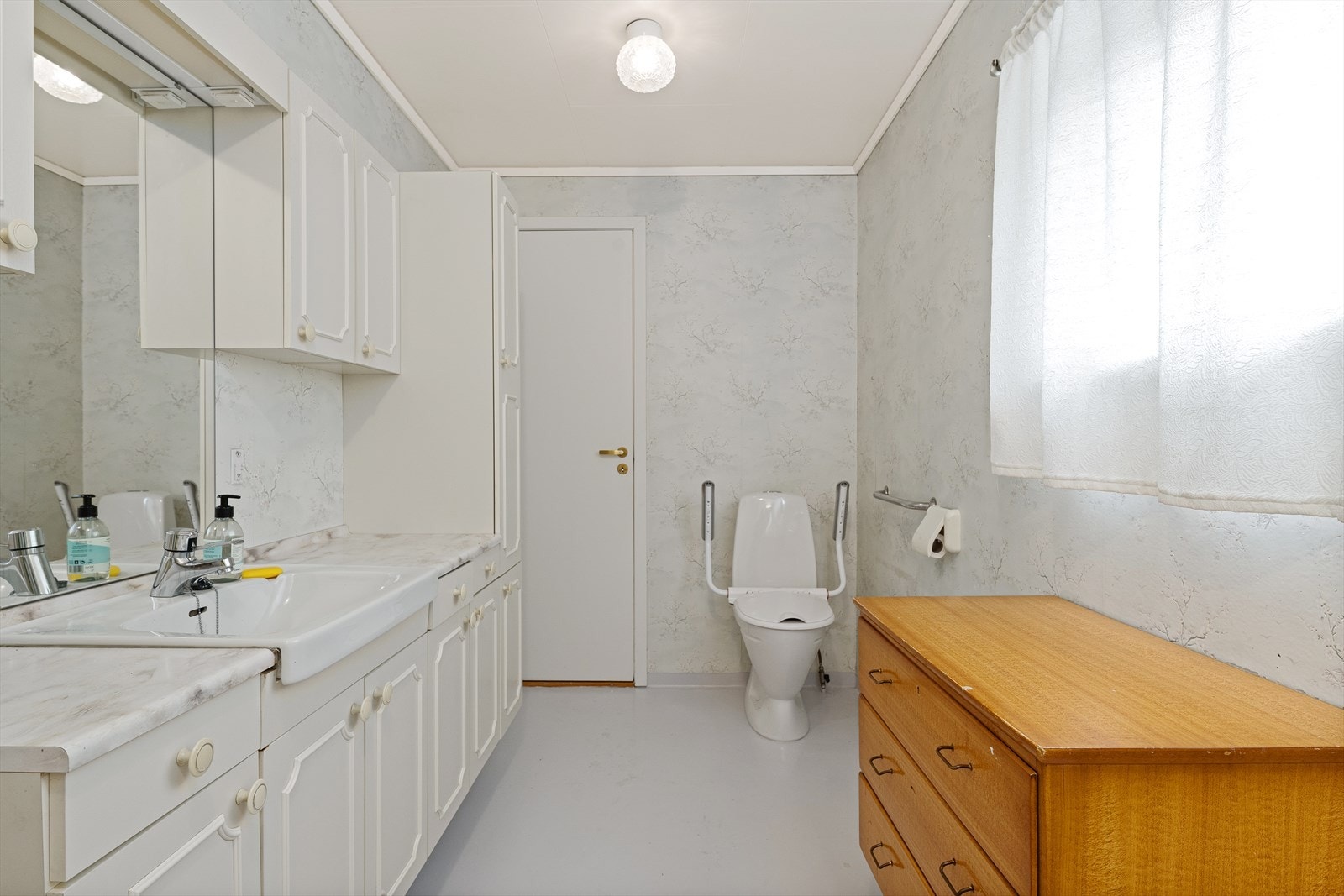 Badet er innredet med to baderomsmøbler med vask, toalett og dusj. Galleribilde