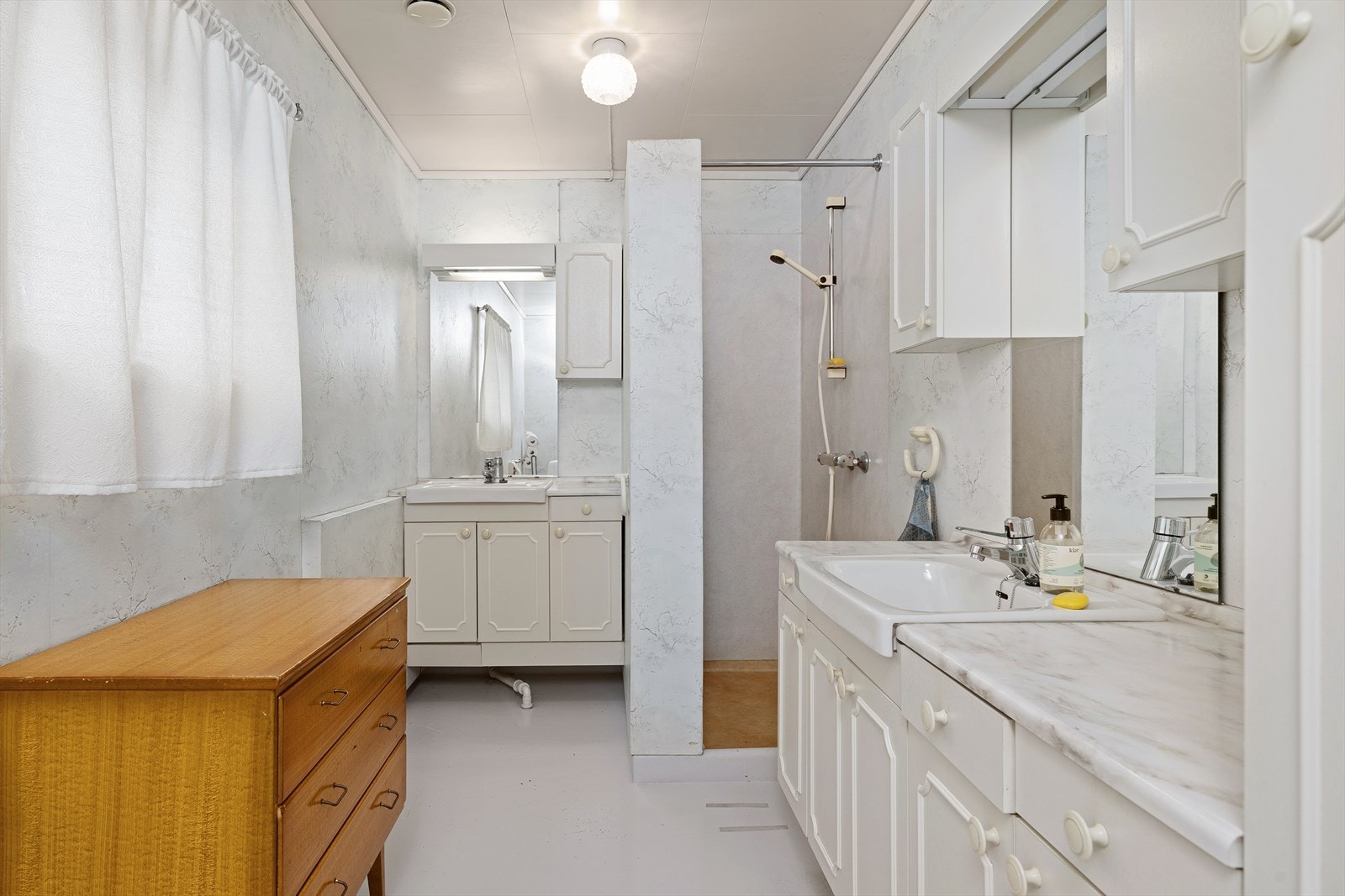 Bad fra 1992 har belegg på gulv og våtromstapet på vegg. Elektriske varmekabler. Våtrommet må oppgraderes for å tåle normal bruk etter dagens krav. Galleribilde