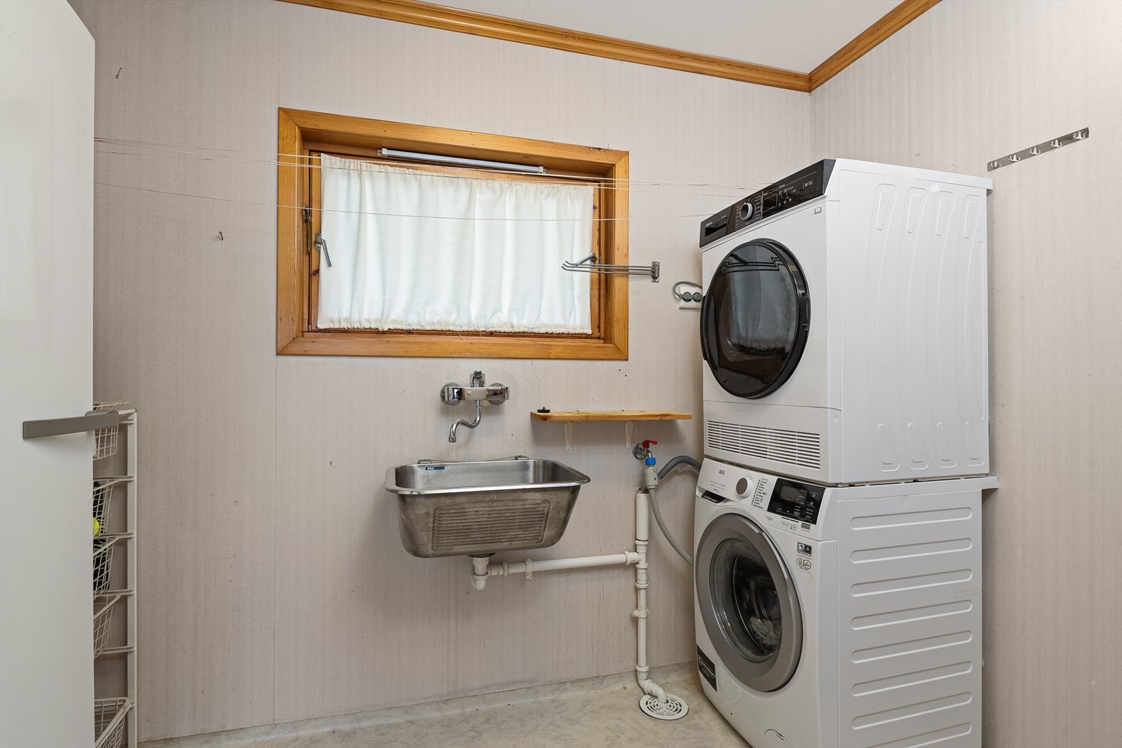 Vaskerom påbygget samtidig som kjøkken i 1992. Våtrommet må oppgraderes for å tåle normal bruk etter dagens krav. Galleribilde